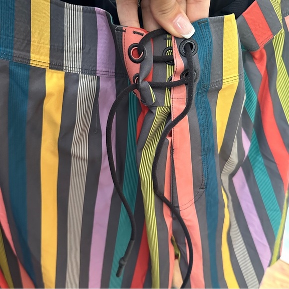 Lululemon Multicolor Stripe Hybrid Shorts Size 40 - Picture 4 of 16
